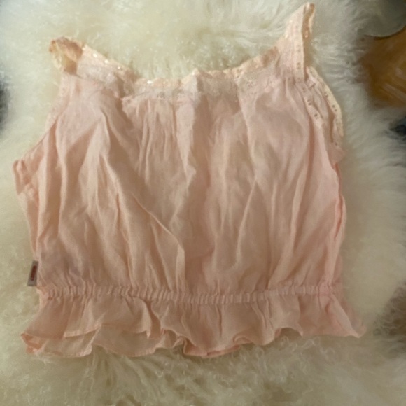EUC Guess women’s camisole crochet fashion top in size large!! - Picture 3 of 8